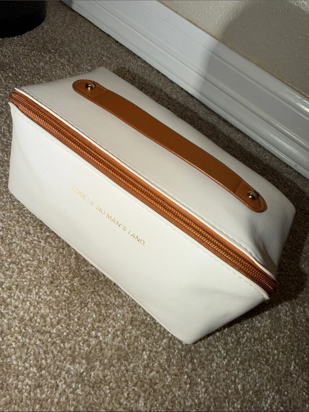 3/$15💗 White/Tan Cosmetic Pouch with Gold Zip - Rose of No Man's Land- NWOT
